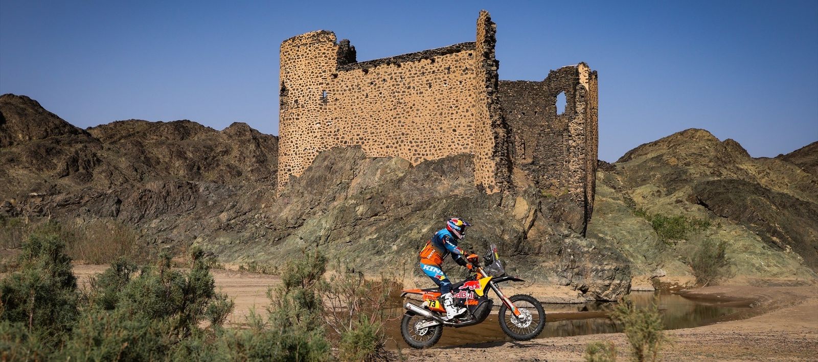 El español Edgar Canet, que perdió el liderato en esta segunda etapa, pasa junto a una fortaleza.