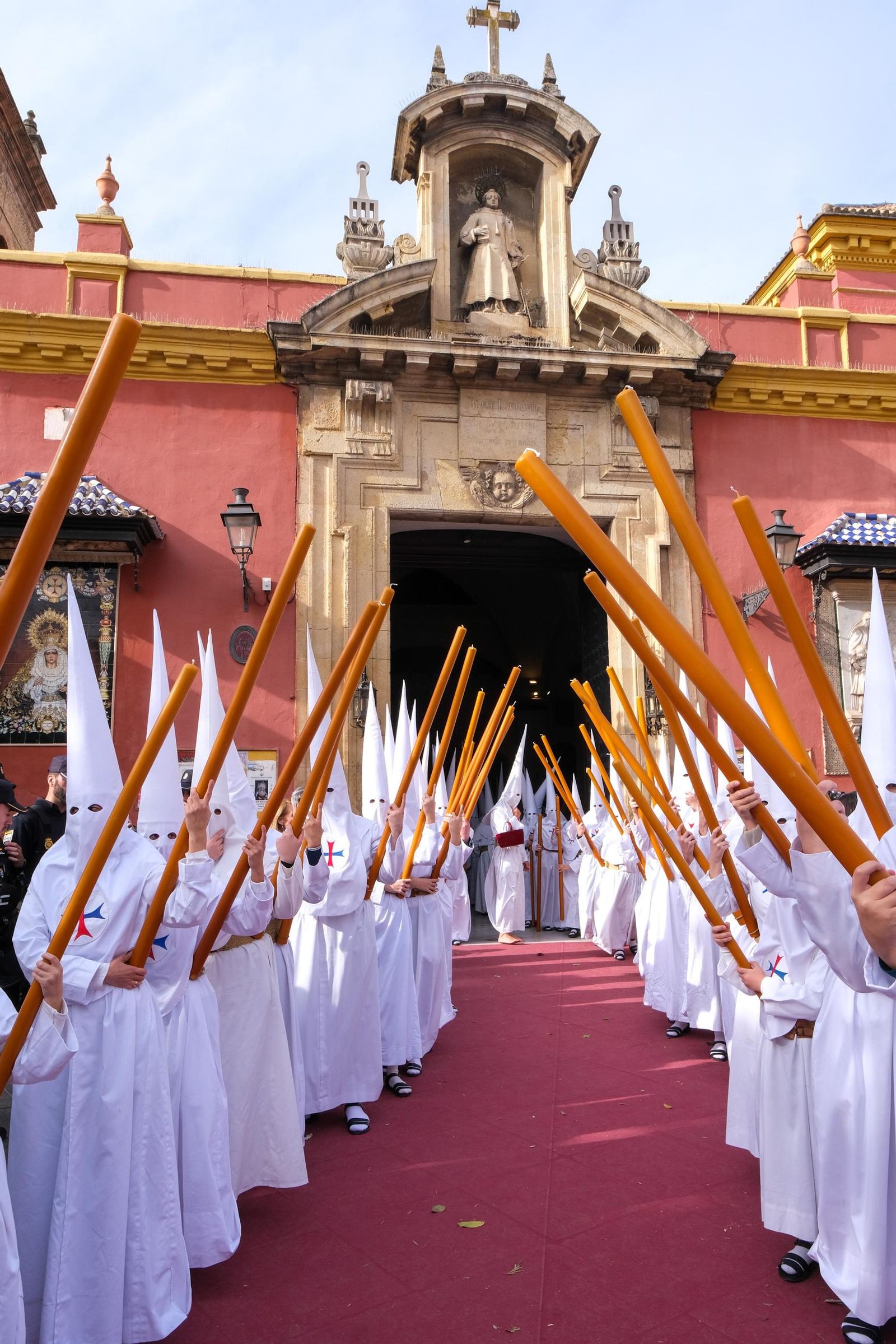 Nazarenos de la Hermandad de la Bofetá.