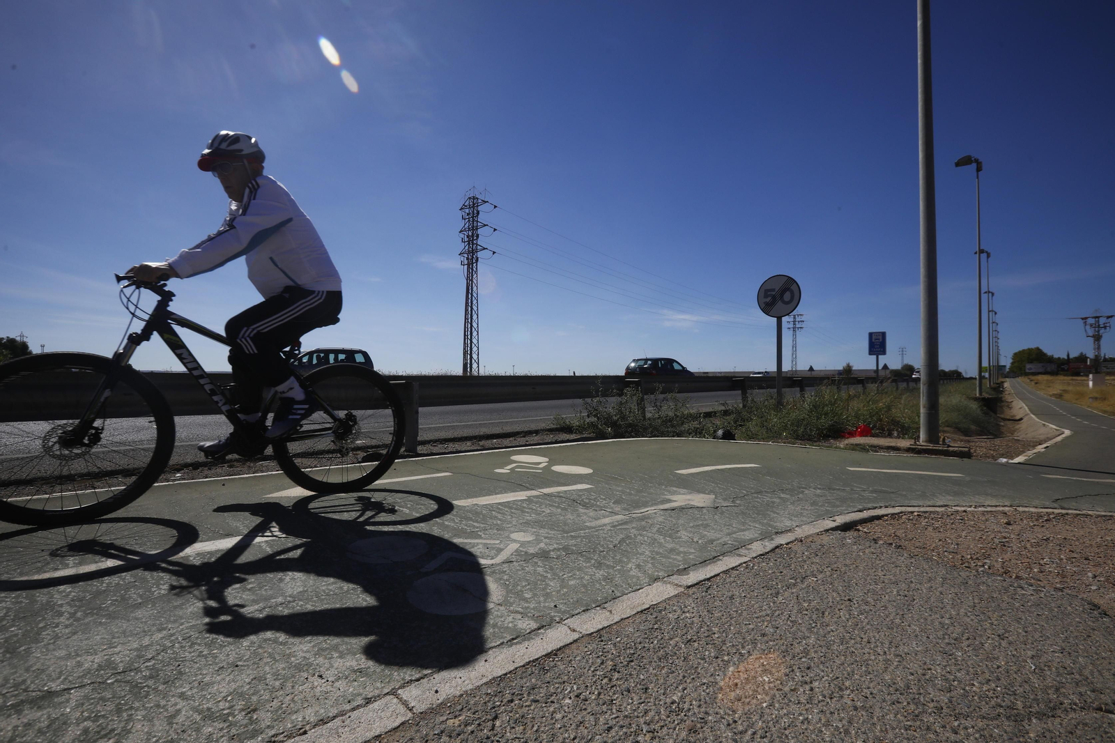 Un ciclista circula por un carril bici.