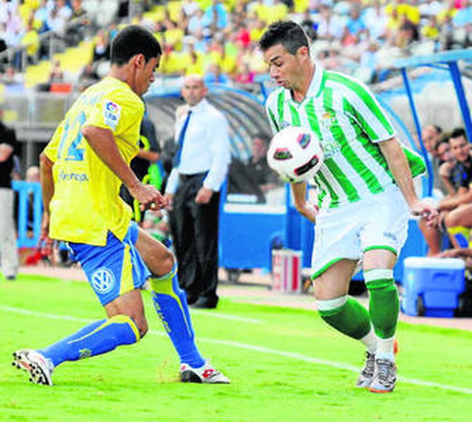 Rubén Castro trata de eludir la vigilancia de Aythami.