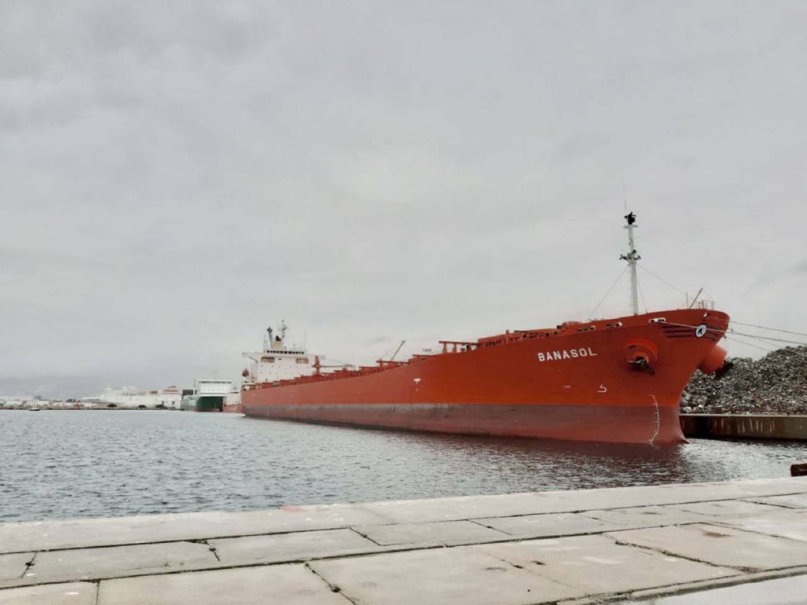 El Banasol, fondeado en el Puerto de Motril