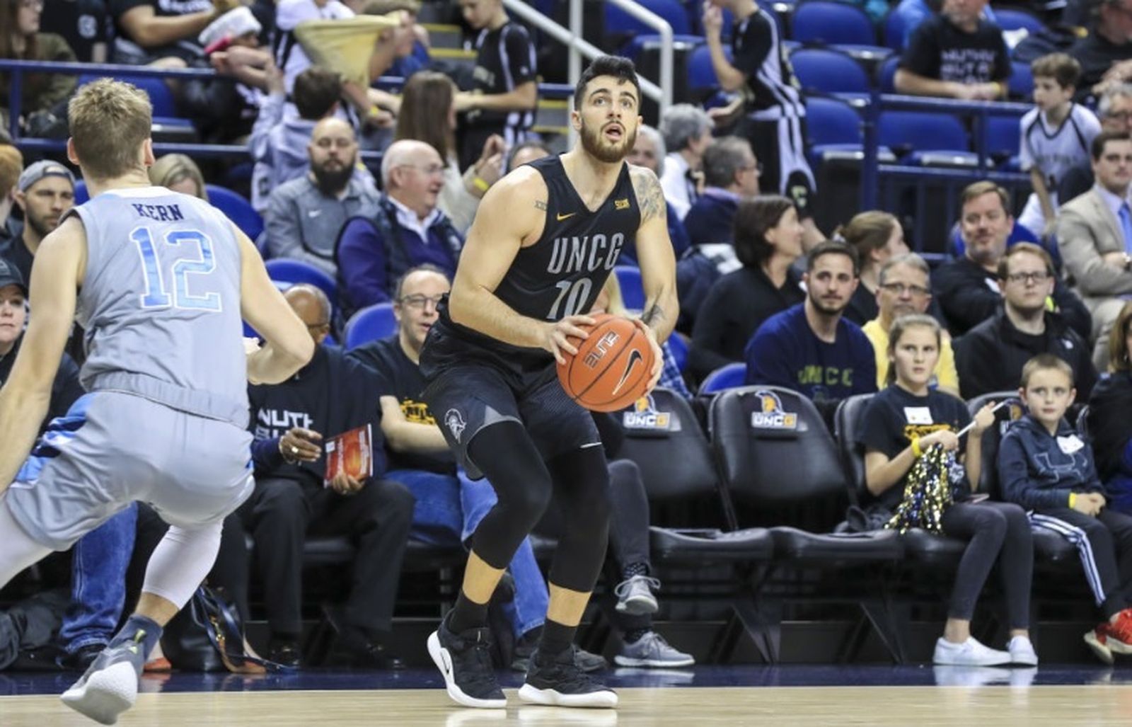 Francis Alonso lanza a canasta.