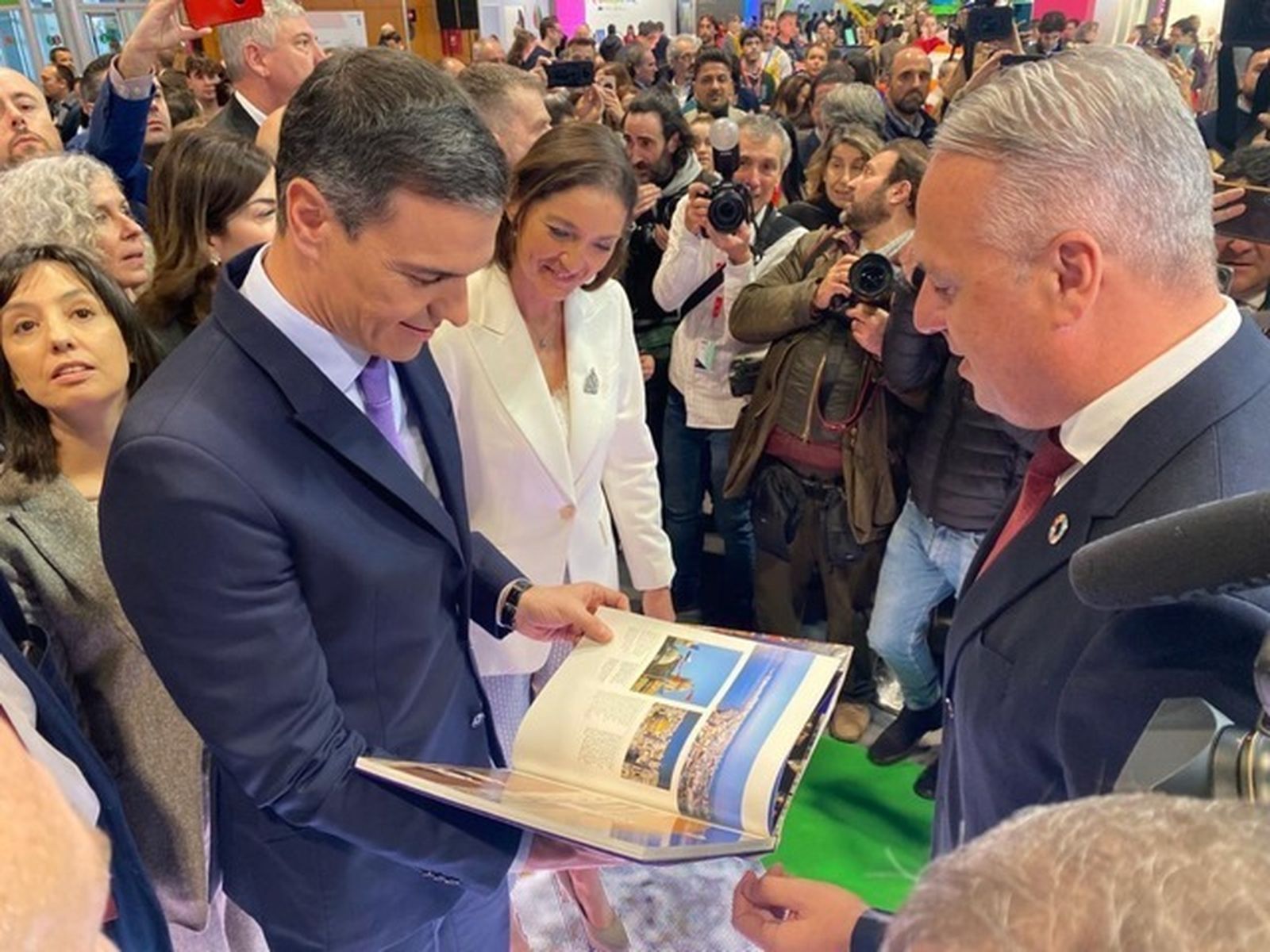 Ruiz Boix invita a Pedro Sánchez a conocer San Roque en Fitur.