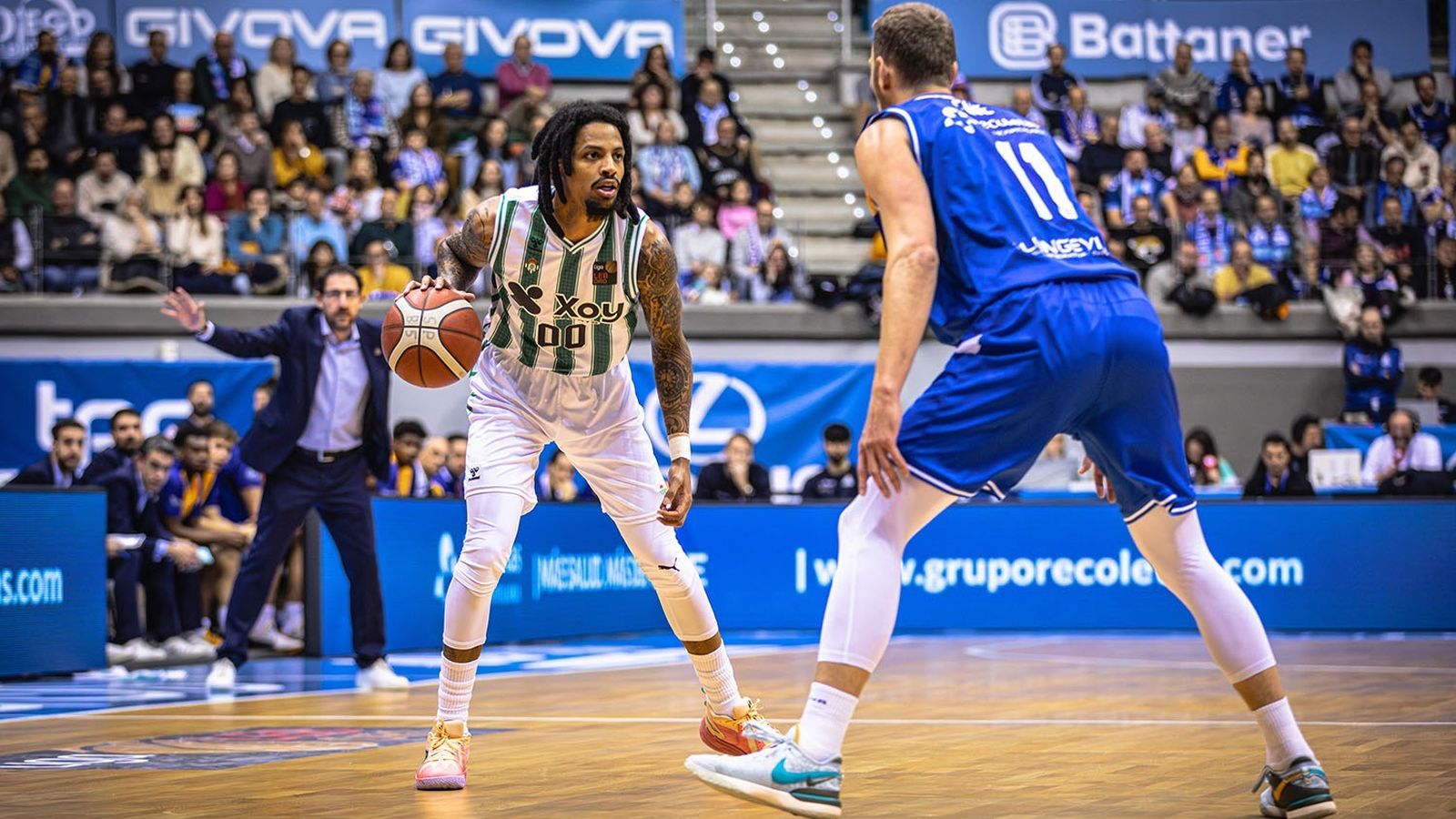 Fraxier intenta atacar la defensa de Vene.