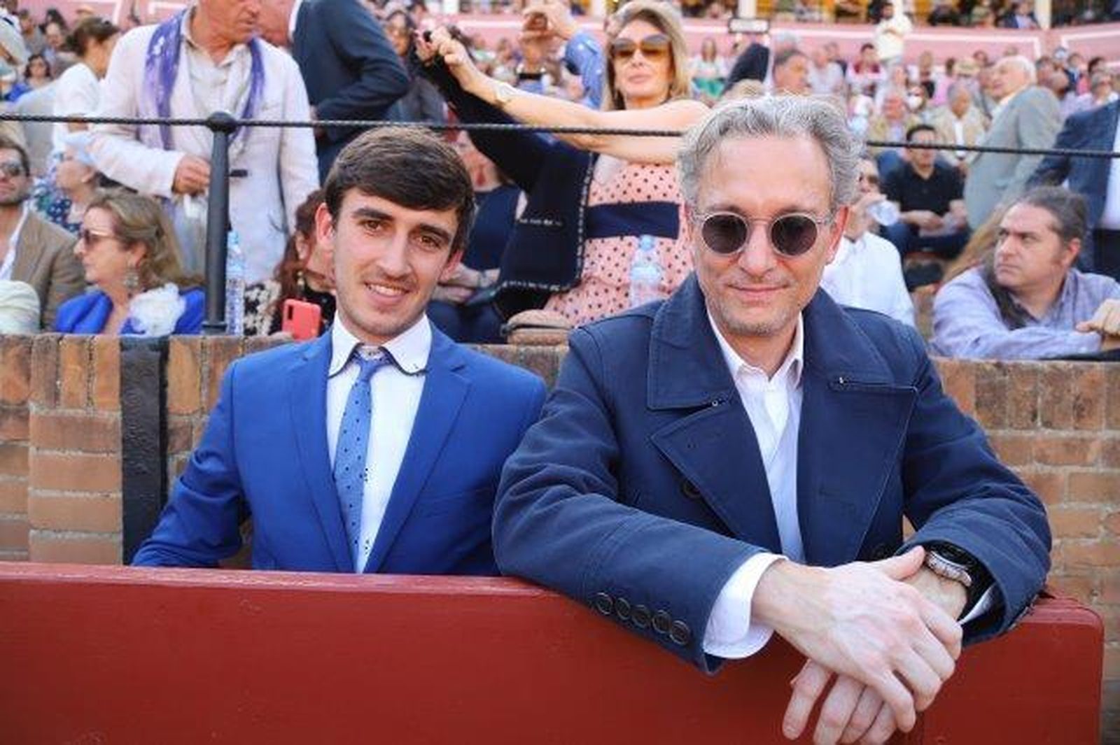 Los famosos y autoridades en la corrida de rejones de la Feria de Abril.