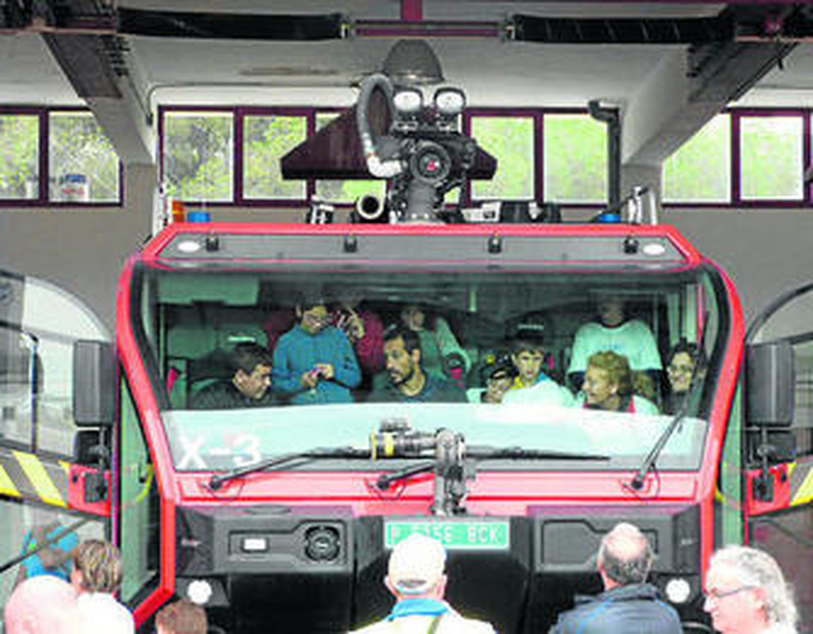 Algunos participantes, ayer durante la visita al SEI del aeropuerto.