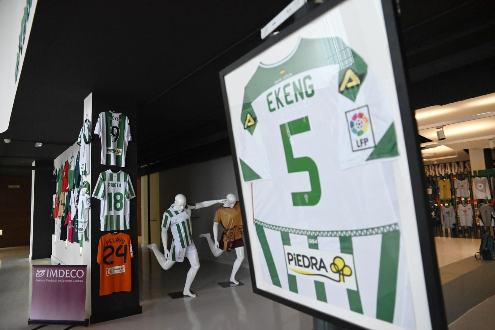 La exposición de camisetas históricas del Córdoba CF, en imágenes