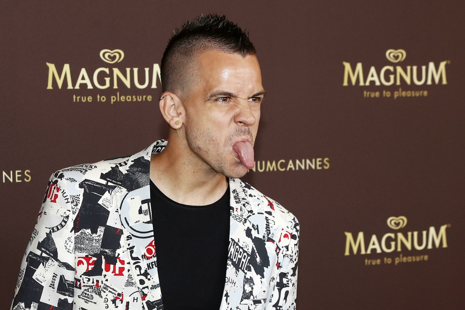 Dabiz Muñoz, en el 'photocall', sacando la lengua a los fotógrafos.
