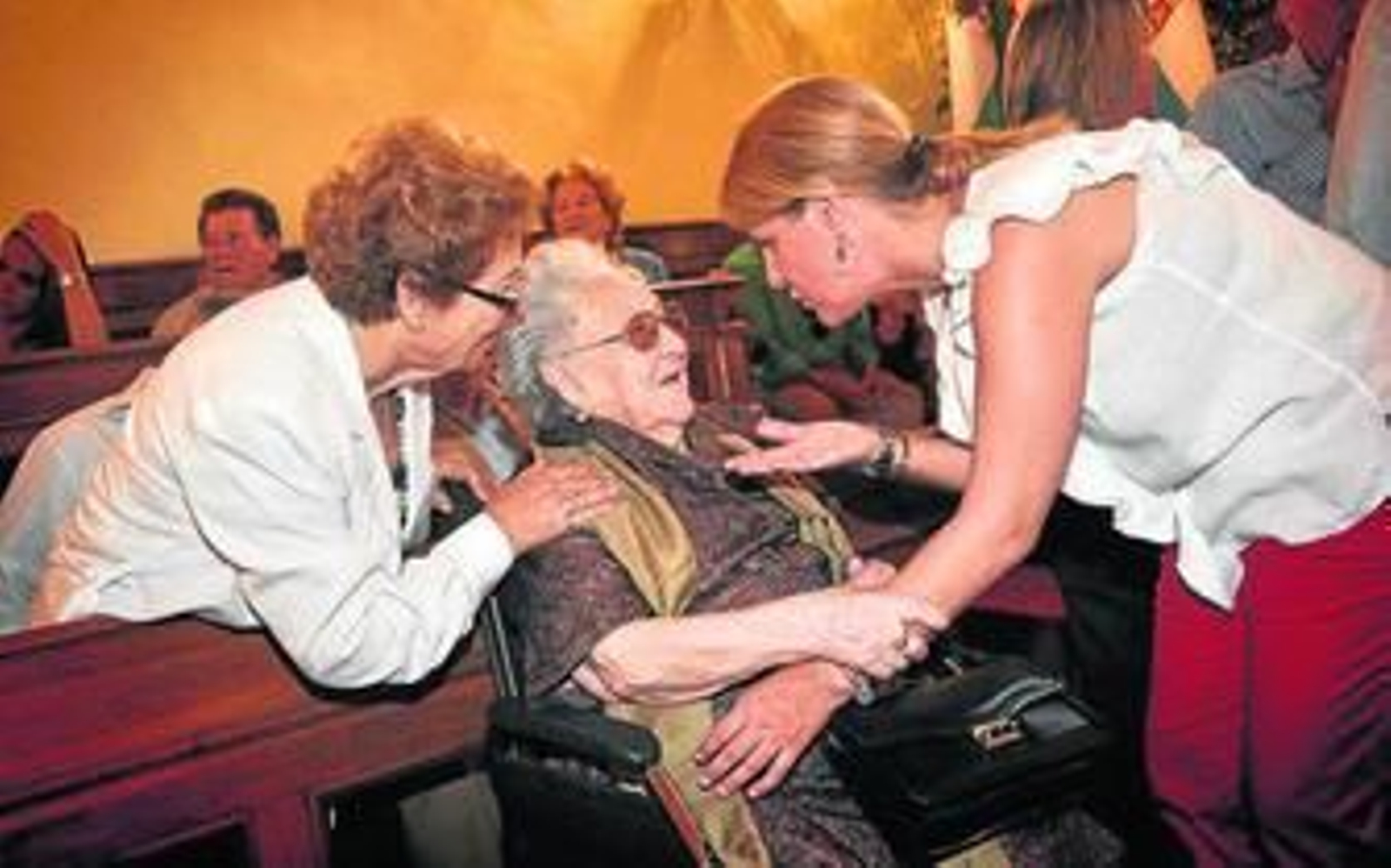 María José García-Pelayo conversa con Amalia Pacheco, una de las homenajeadas, ayer.