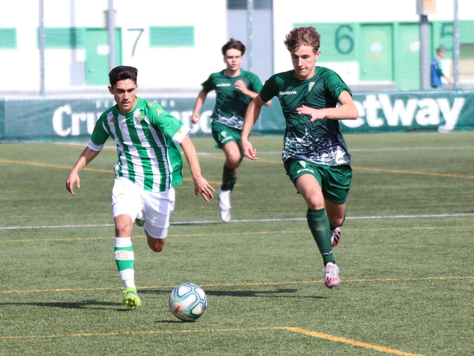 Pepelu intenta tapar la entrada de un jugador bético.