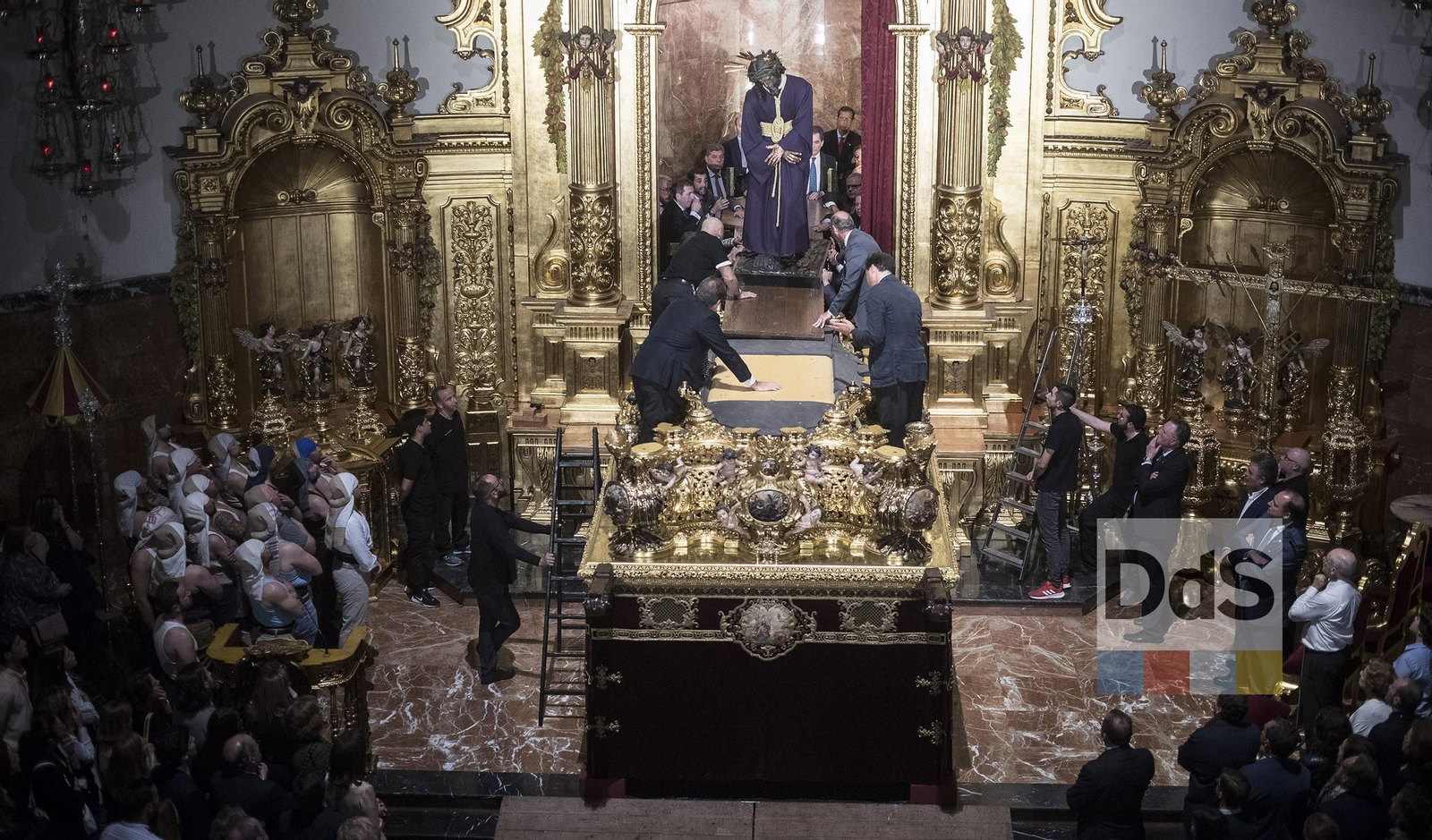 La subida del Señor del Gran Poder a su paso