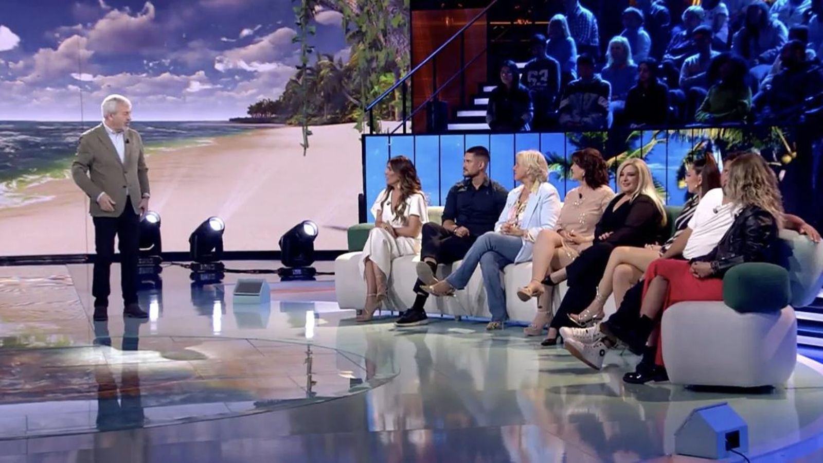 Carlos Sobera dialogando con Raquel Bollo en 'Supervivientes'