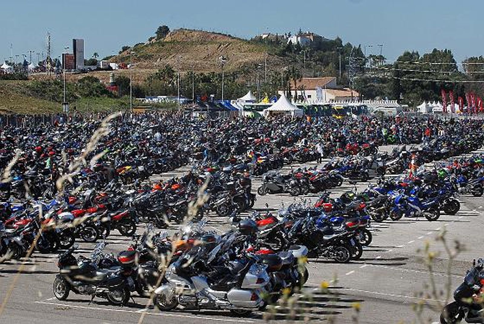 Miles de motos inundan las carreteras de la provincia. 

Foto: Pascual y Juan Carlos Toro