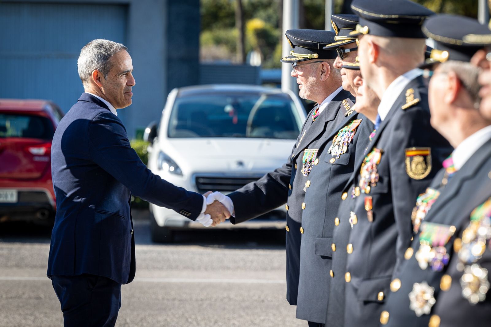 El subdelegado del Gobierno en Cádiz, José Antonio Pacheco, saluda a la plana mayor de la Policía Nacional de Cádiz, antes de acceder al Edificio Heracles, en Zona Franca.