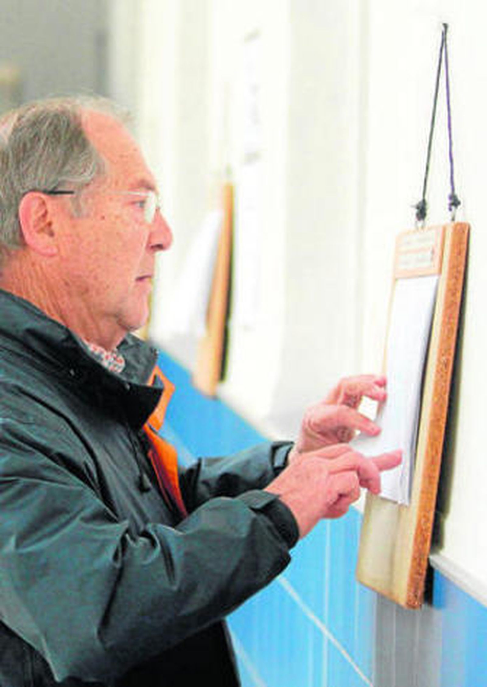 Un votante consulta el padrón municipal previo a las elecciones.