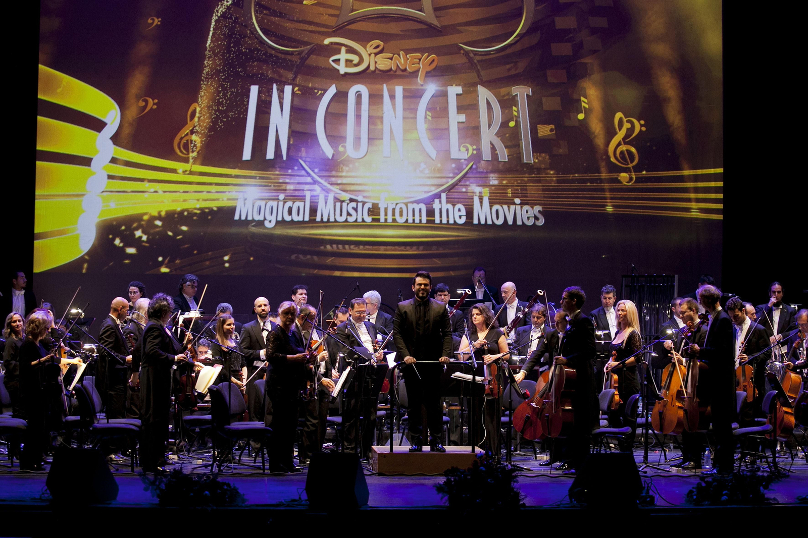 Arturo Díez Boscovich con la Orquesta Filarmónica de Málaga, ayer, en el Teatro Cervantes.