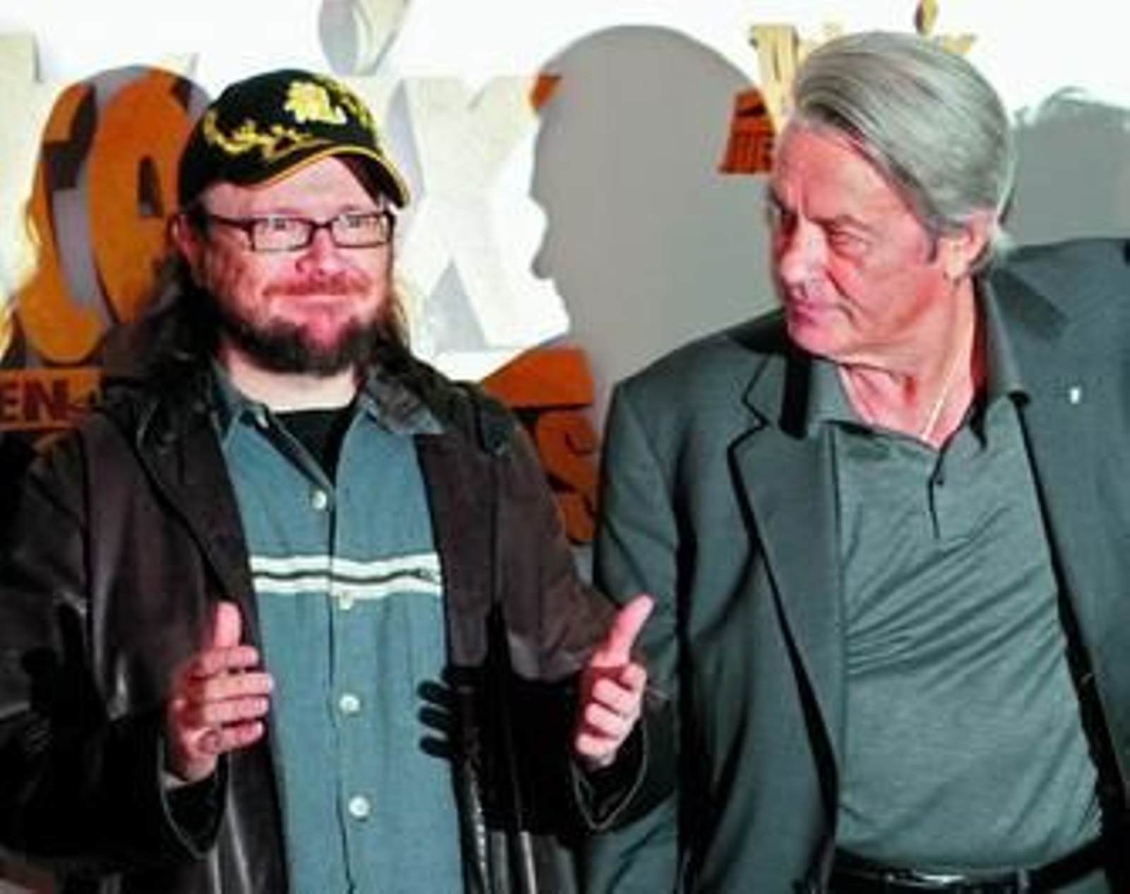 Alain Delon, con Santiago Segura, ayer, en la presentación de 'Astérix en los Juegos Olímpicos'.
