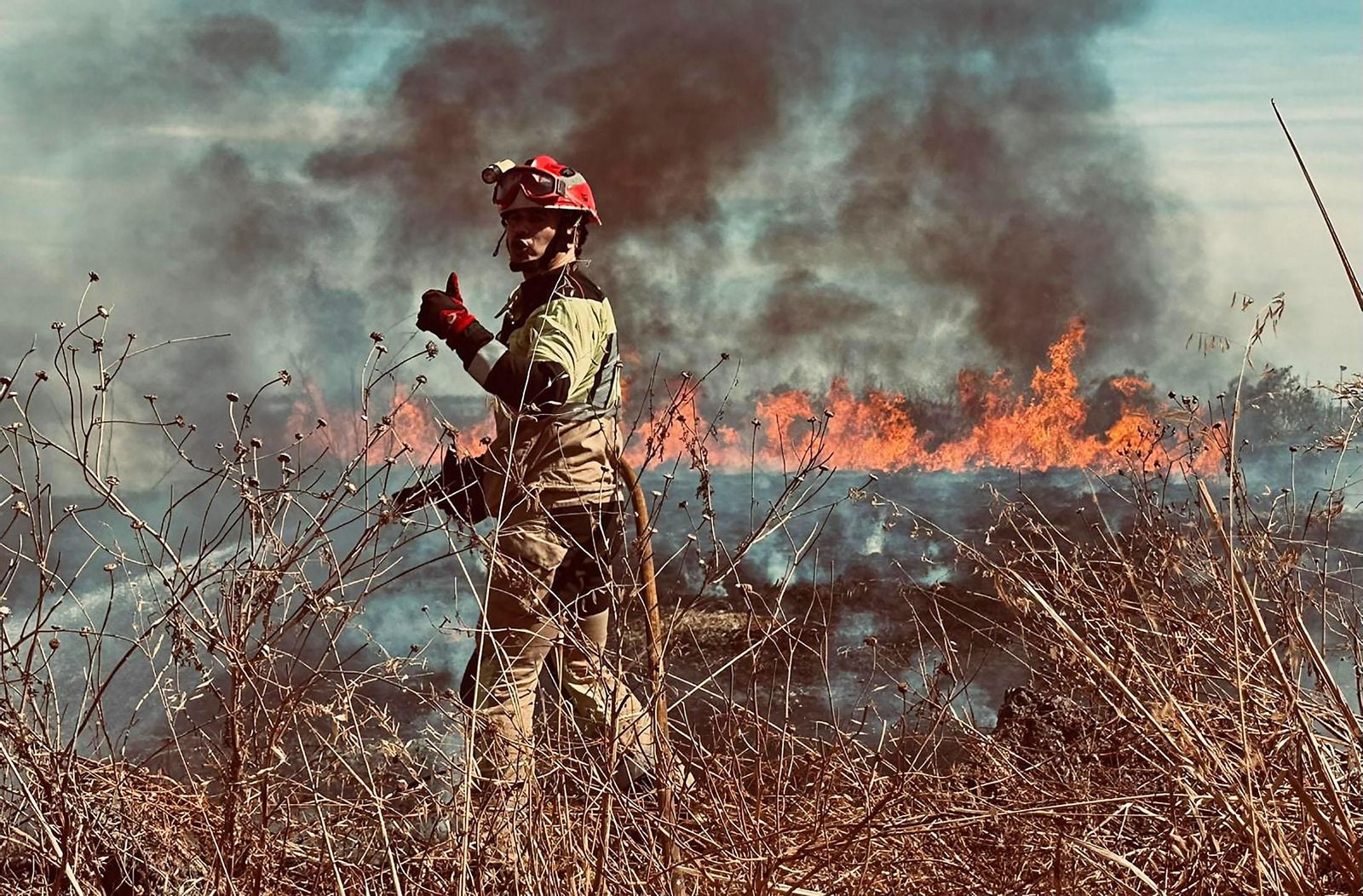 Imágenes del incendio junto al Hospital Juan Ramón Jiménez y el campo de fútbol de El Torrejón en Huelva