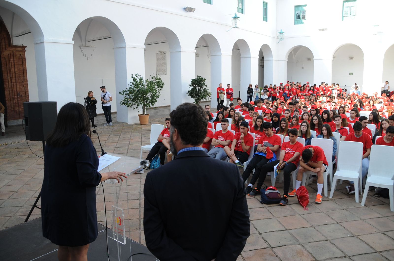 Recepción a los participantes en el Patio Blanco del Palacio de la Merced.