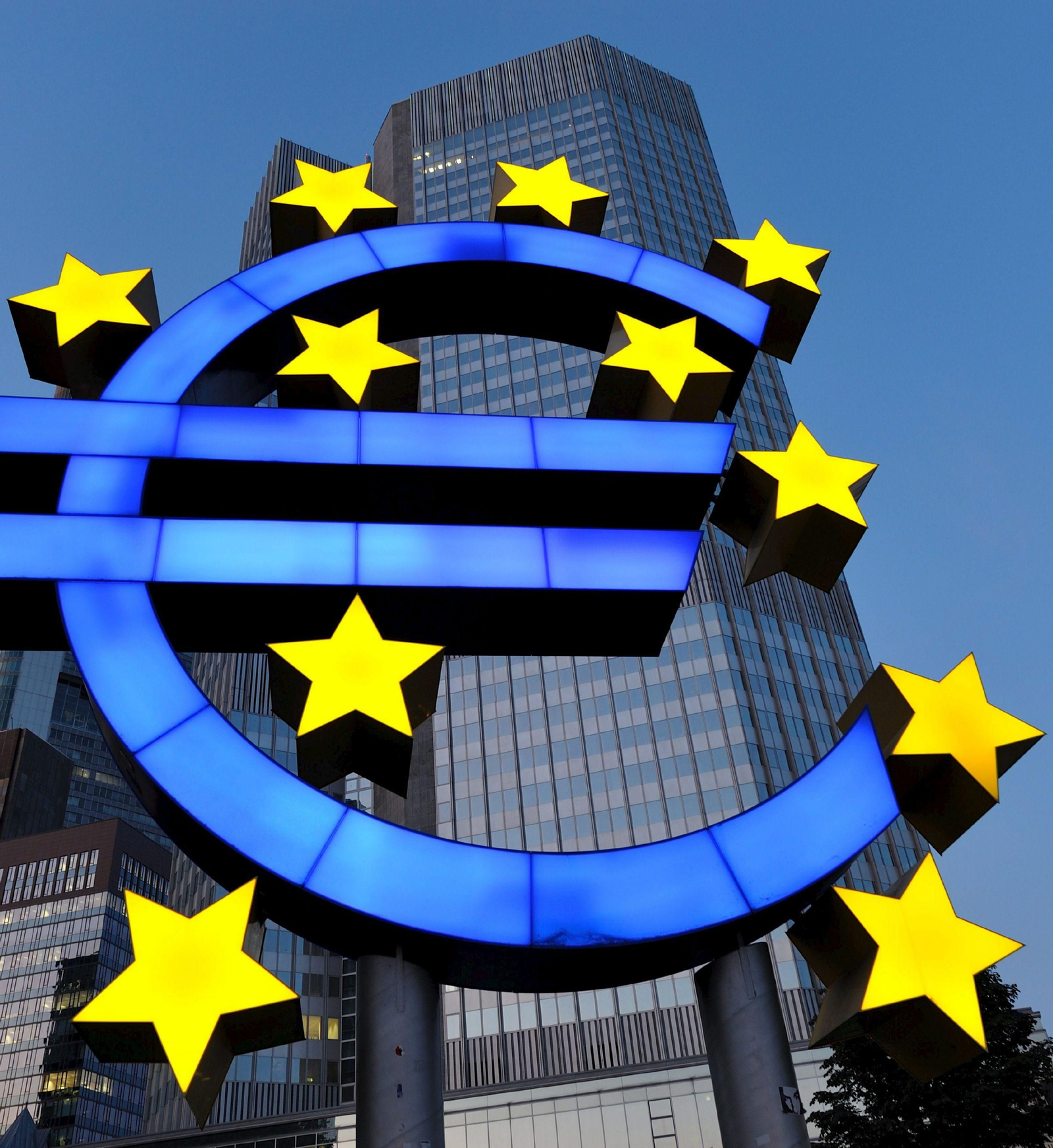 Símbolo del euro junto a la sede del Banco Central Europeo en Fráncfort