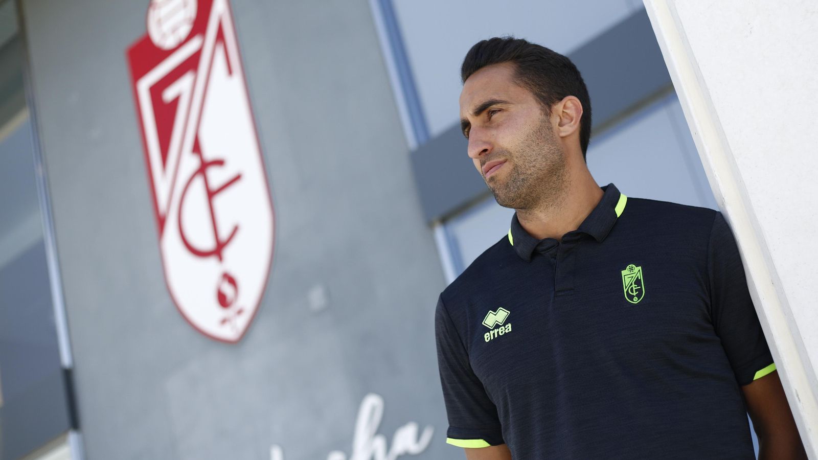 El jugador del Granada CF posa en la Ciudad Deportiva con el escudo de fondol.