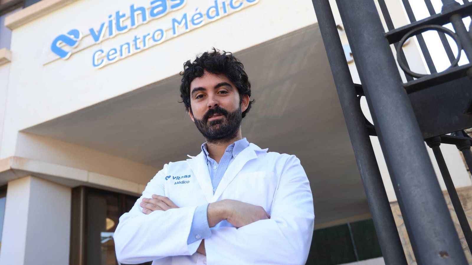 El Dr. Rocha posa en el Centro Médico Vithas Limonar, donde se ubica la Unidad.
