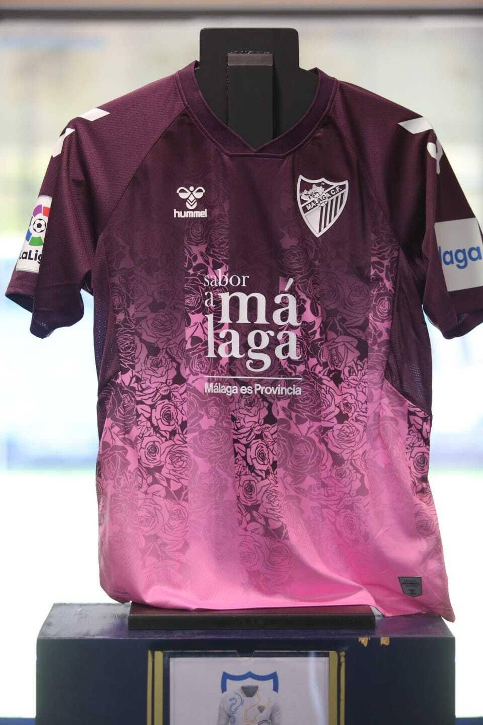 Así es la rompedora segunda camiseta del Málaga CF. Así es la rompedora segunda camiseta del Málaga CF.