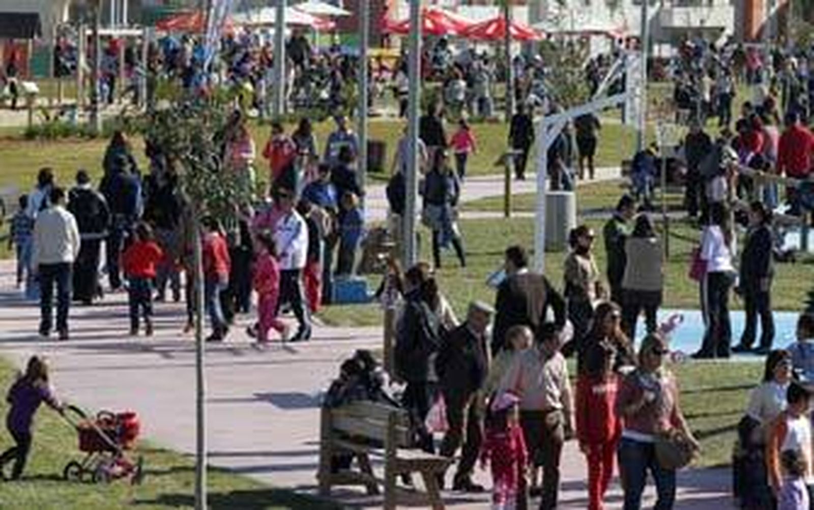 Panorámica captada ayer de uno de los paseos de la 'Ciudad de los Niños' completamente lleno de público./Miguel Ángel González
