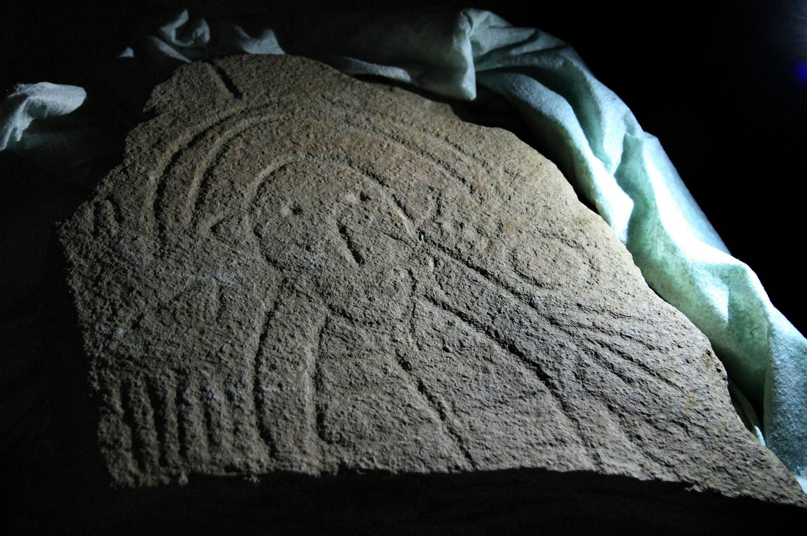 Imágenes de la llegada al museo de Huelva de la estela de cerca de 5.000 años de antigüedad hallada en Cañaveral de León