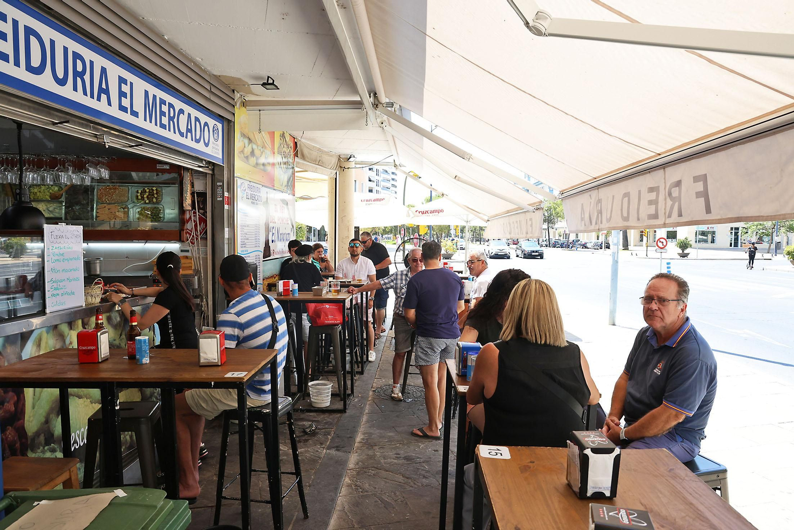 Imágenes de las compras en el entorno del Mercado del Carmen en la mañana de sábado
