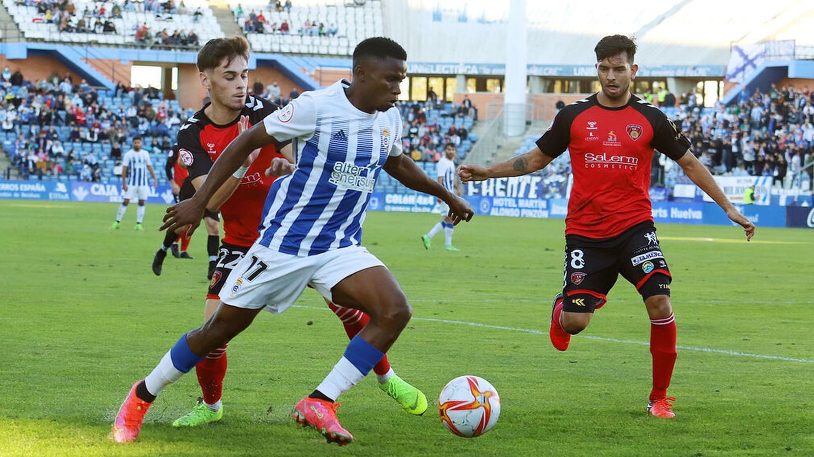 El jugador del Recreativo, Peter, en el partido frente al Puente Genil en el Colombino.
