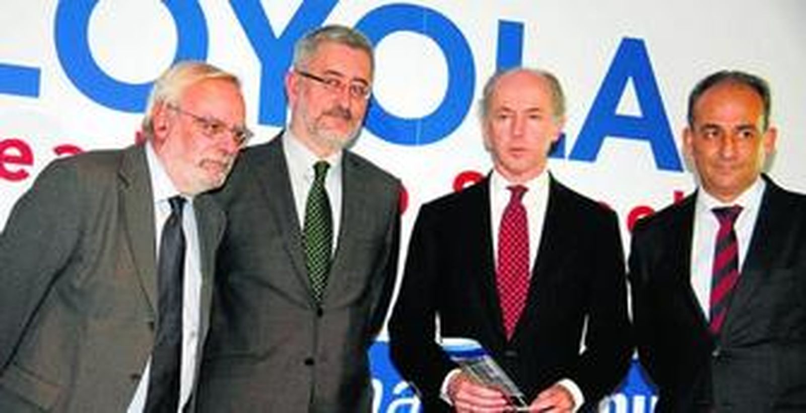 De izquierda a derecha, el presidente de la Fundación Universidad Loyola Andalucía, Ildefonso Camacho (SJ); el consejero de Economía,  Innovación y Ciencia, Antonio Ávila; el presidente de Abengoa, Felipe Benjumea; y el vicepresidente de la Fundación Loyola, Gabriel Pérez Alcalá.