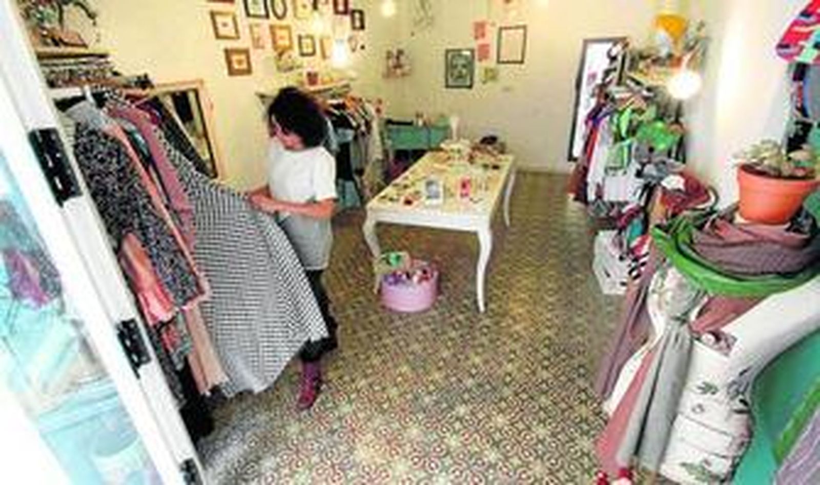 1. En La Seta Coqueta Concept Store conviven moda, artesanía y arte con total normalidad. 2. Sole Ferrer está al frente del negocio, que abrió en el año 2011.