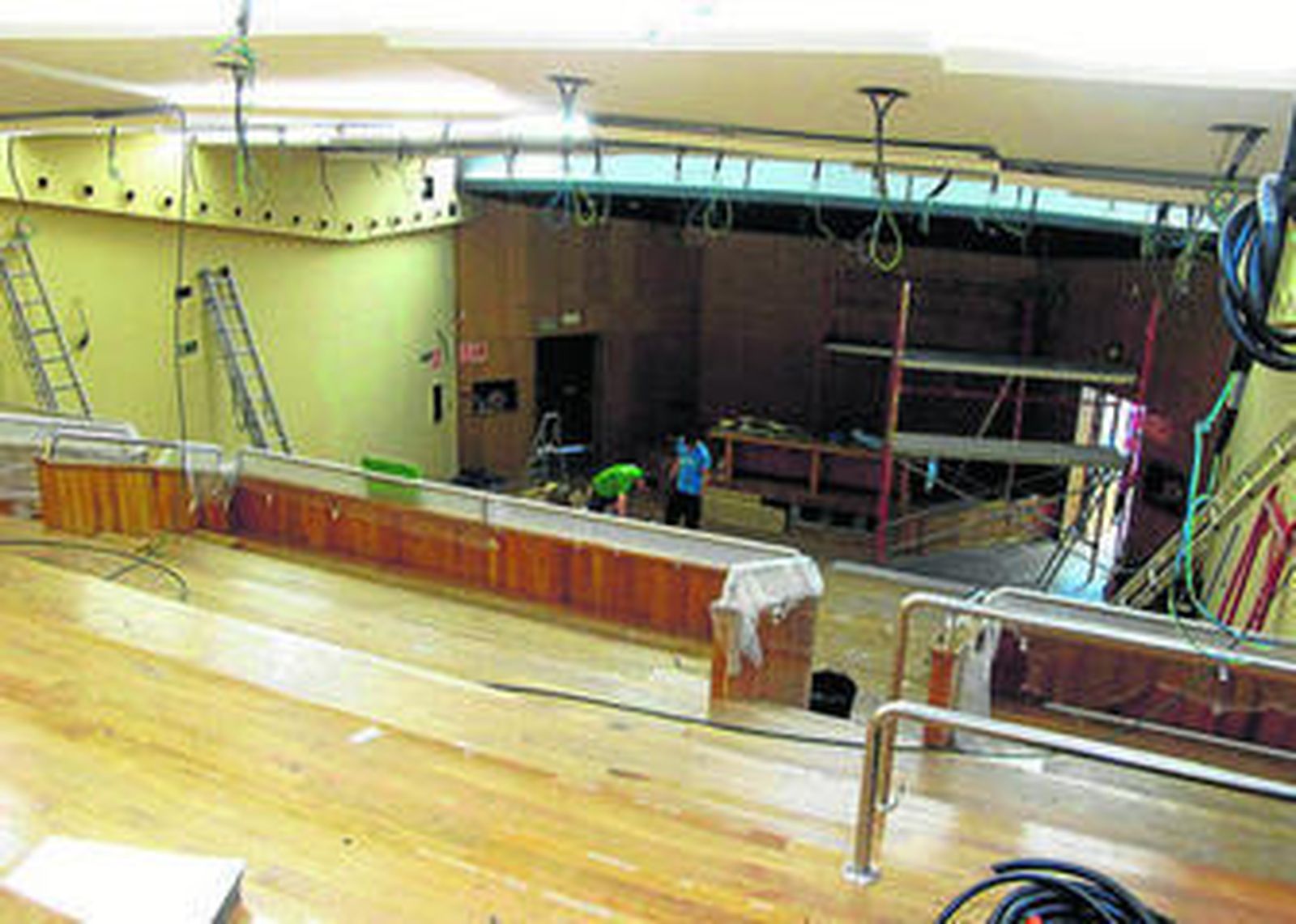 Imagen del interior del auditorio, en el lugar en el que se ubicaban las butacas que están remodelando.