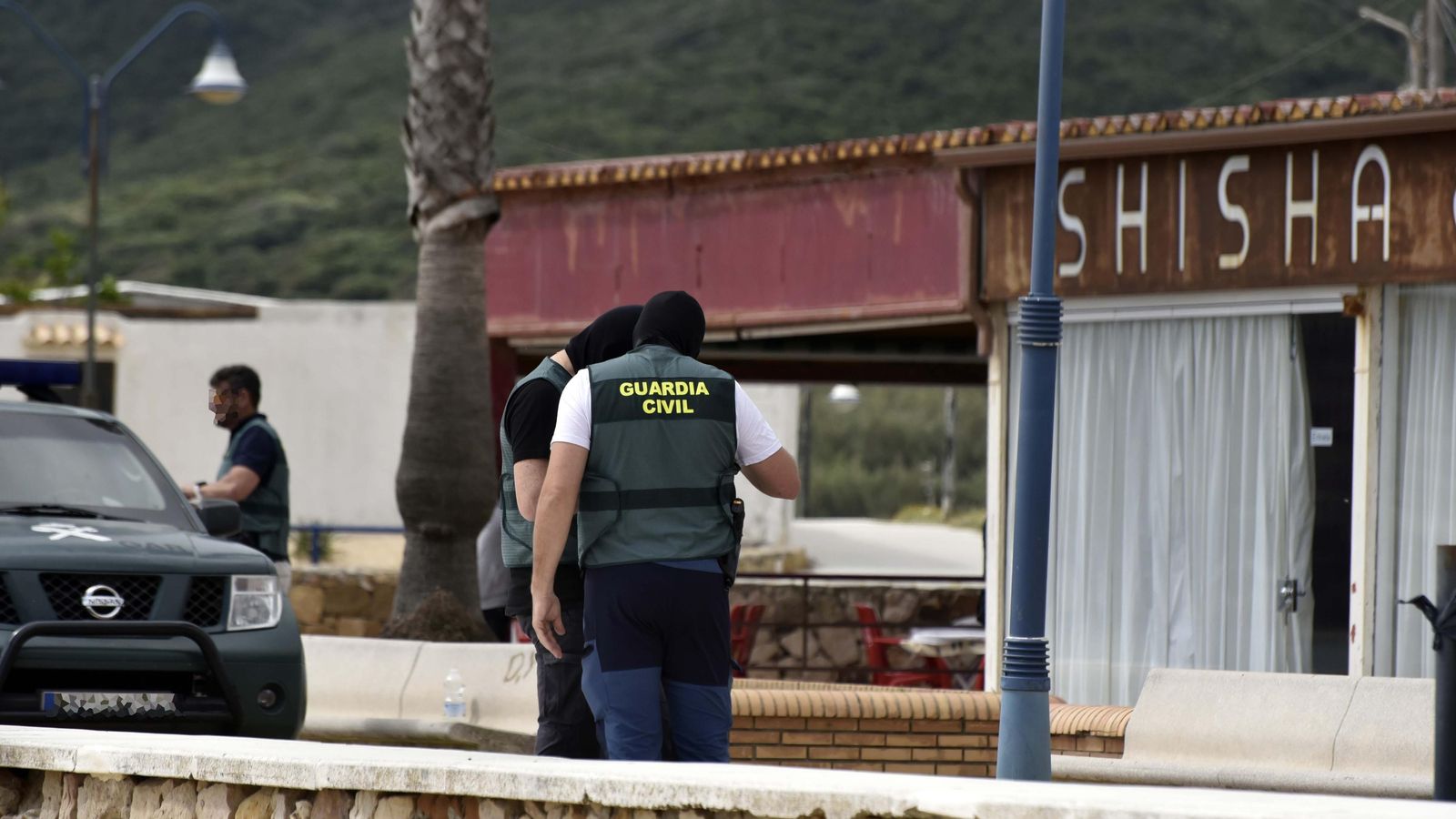 Dos guardias civiles, ante el 'Shisha' durante un registro, en 2019.