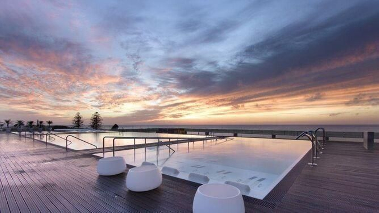 Una imagen de la zona de piscinas del Parador Atlántico de Cádiz