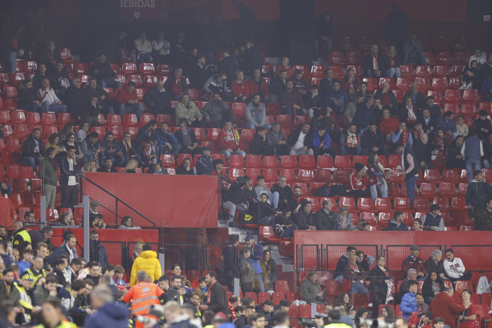 Búscate en las fotos del Sevilla-Fenerbahçe,