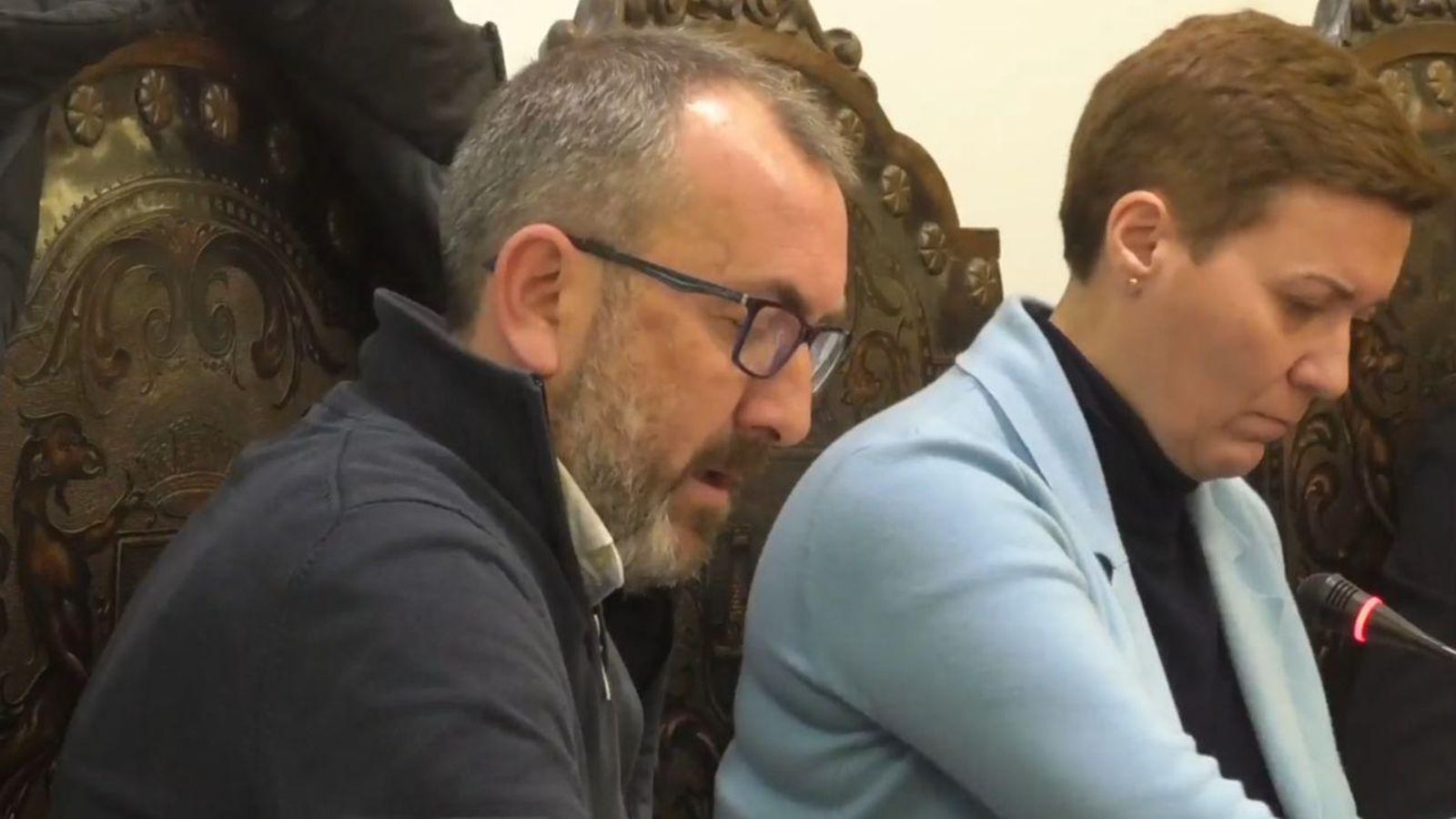 Andoni Carrión, junto a Gemma Araujo, durante el debate en el Pleno.