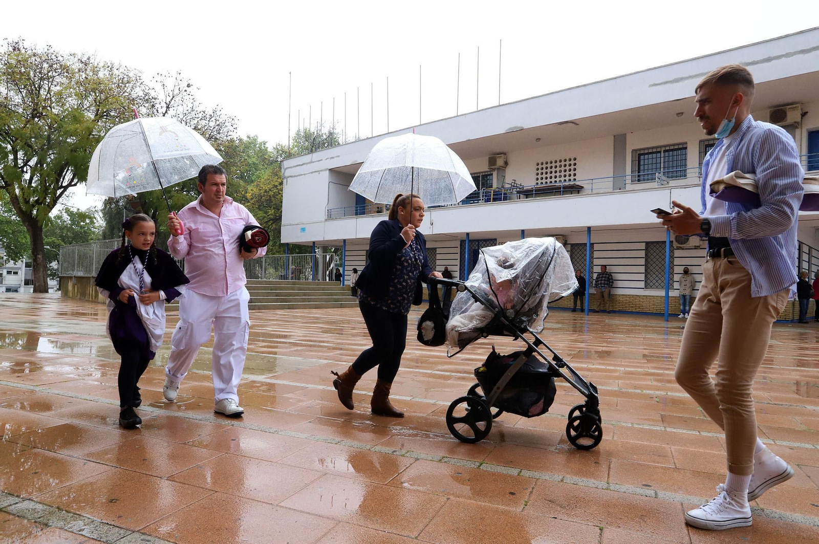 Imágenes de la procesión del Cautivo  bajo la lluvia en Huelva