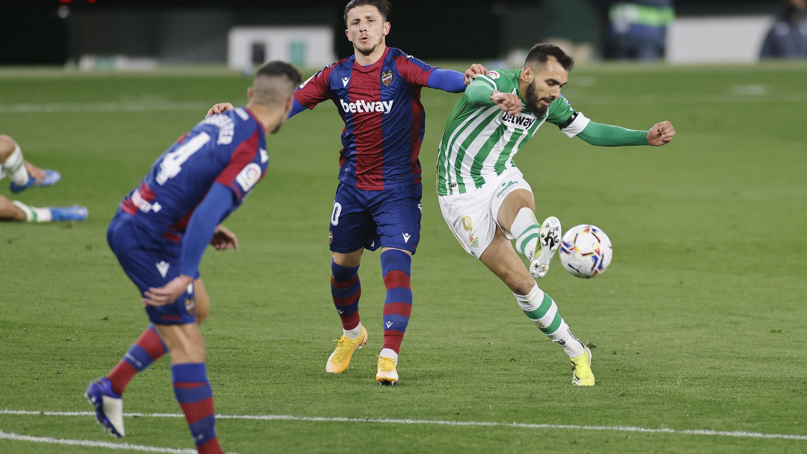 Borja Iglesias intenta un disparo ante el acoso de Bardhi.