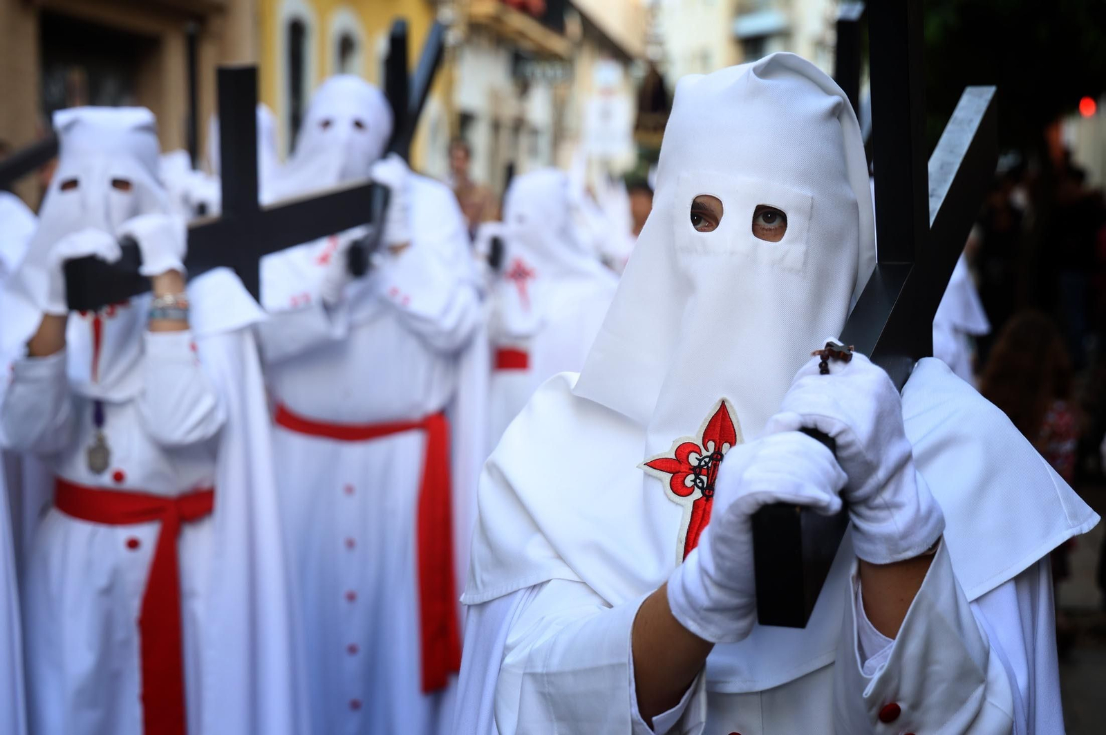 Las mejores imágenes del Lunes Santo en Huelva: Hermandad de las Tres Caídas