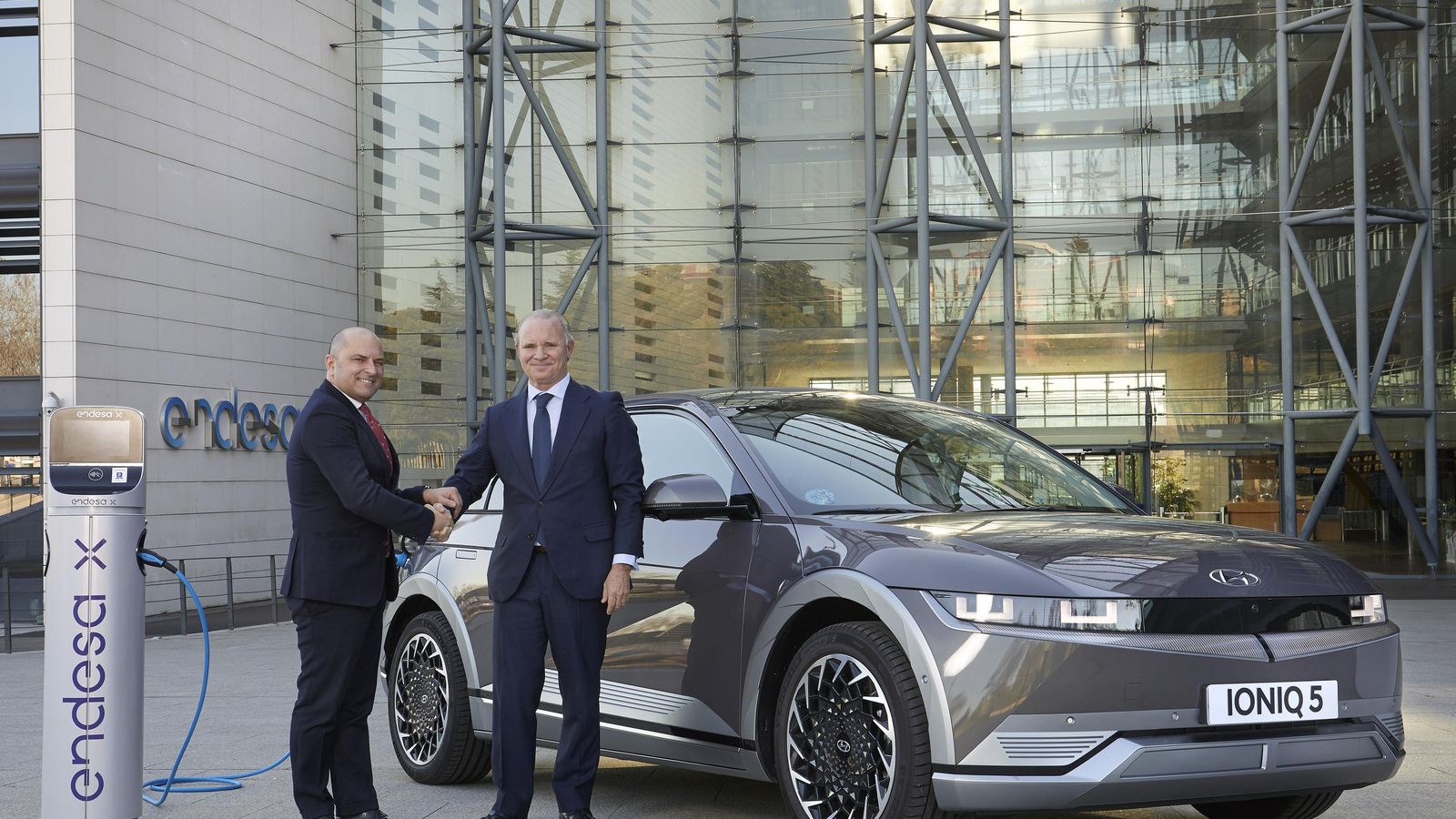 Davide Ciciliato y Leopoldo Satrústegui, directores generales de Endesa X y Hyundai, realizaron la formalización del acuerdo.