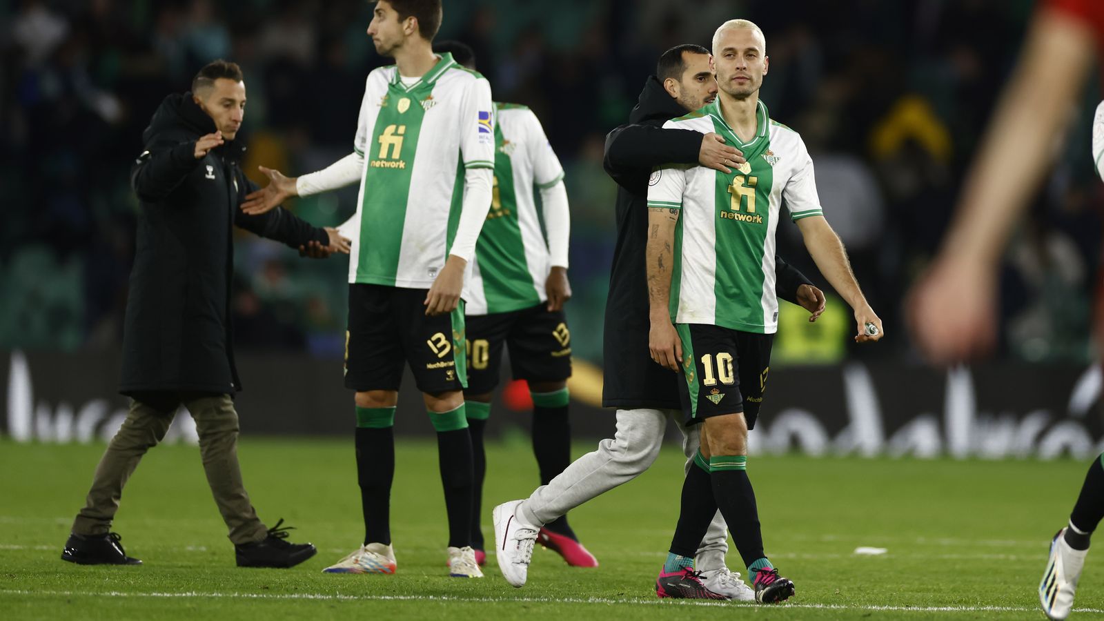 Canales es consolado por Juanmi tras la eliminación bética.