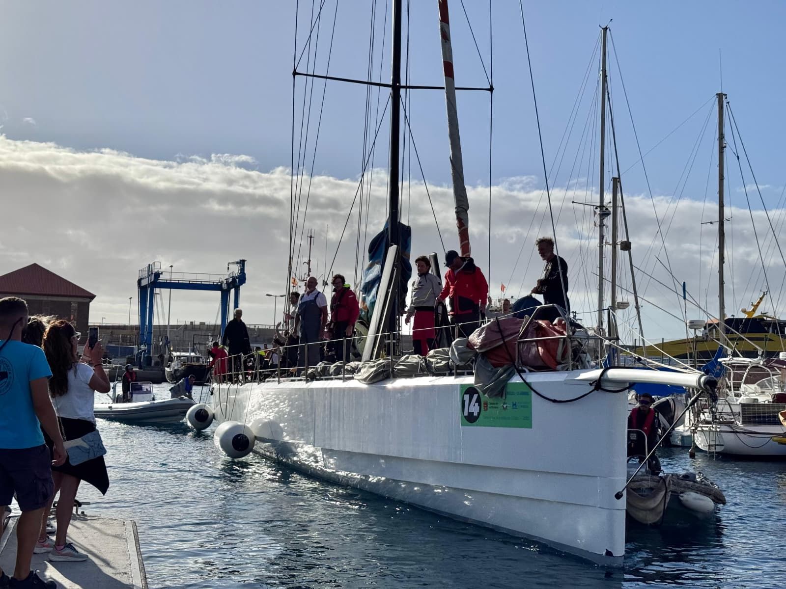 La embarcación Desafío 533 a su llegada al puerto de San Sebastián de La Gomera.