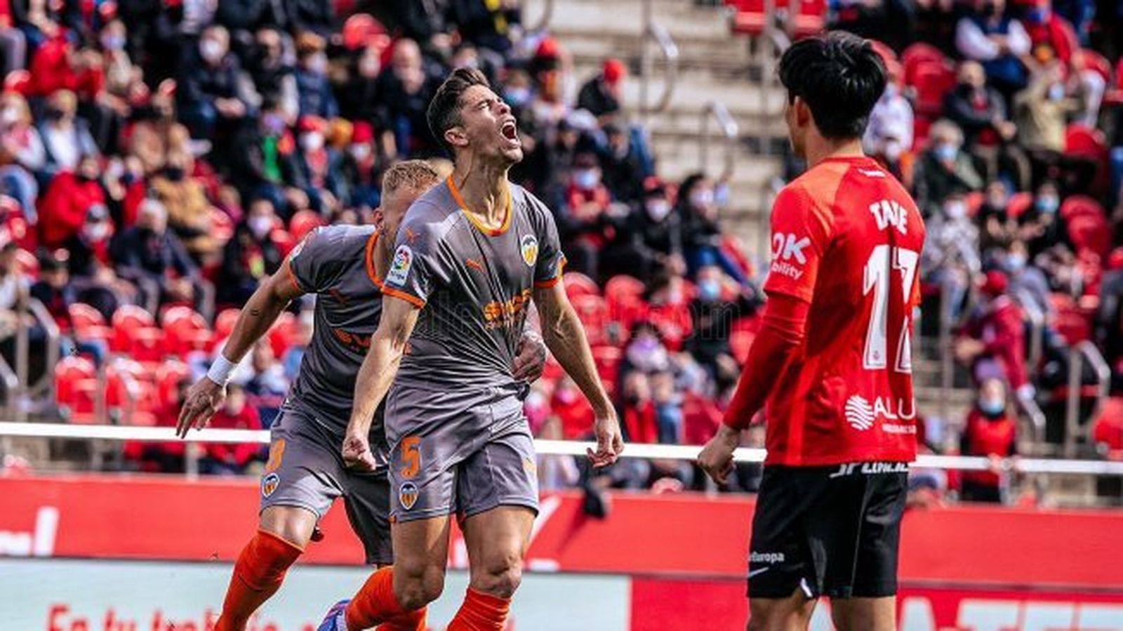 Paulista celebra su gol en presencia del mallorquinista Kubo.