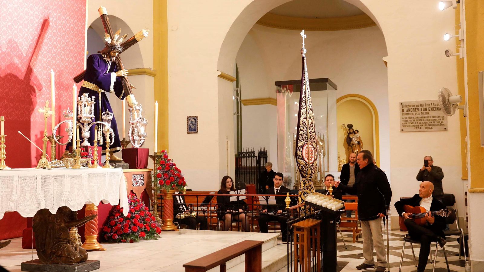 Pepe de Lucía le canta al Nazareno acompañado por Salvador Andrades. Pepe de Lucía le canta al Nazareno acompañado por Salvador Andrades.