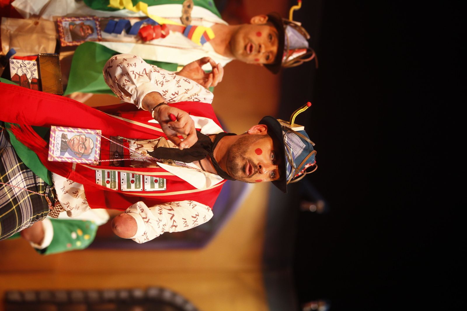 Dos componentes de la chirigota 'Pa religión la mía' durante su actuación del viernes.