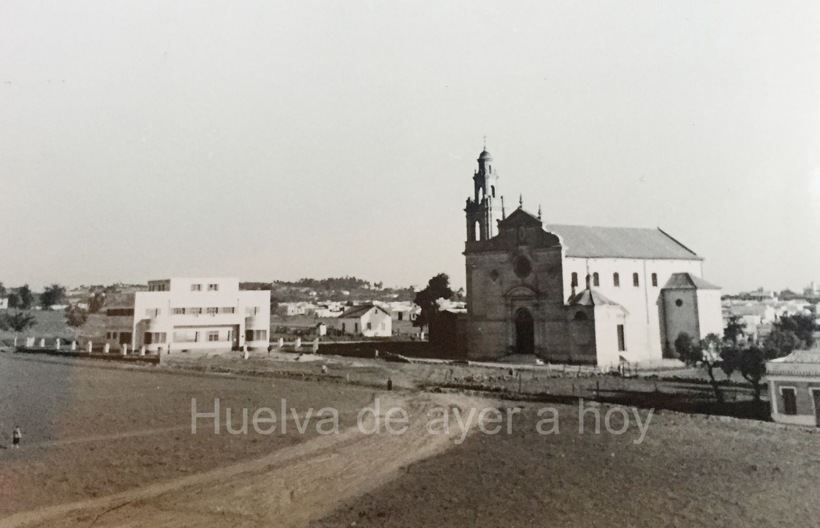 La iglesia del Corazón de Jesús cuando todo estaba prácticamente por construir a su alrededor.