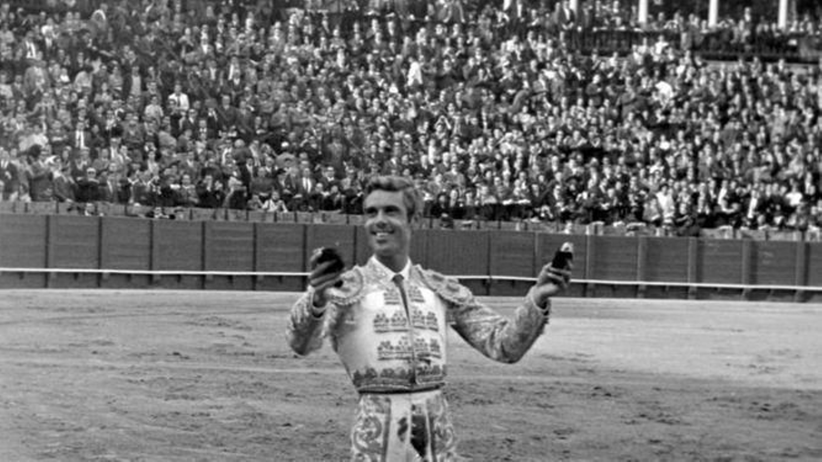 Juan García luce exultante de alegría las orejas de 'Ponedero', el 'murube' de su reaparición en la Maestranza.