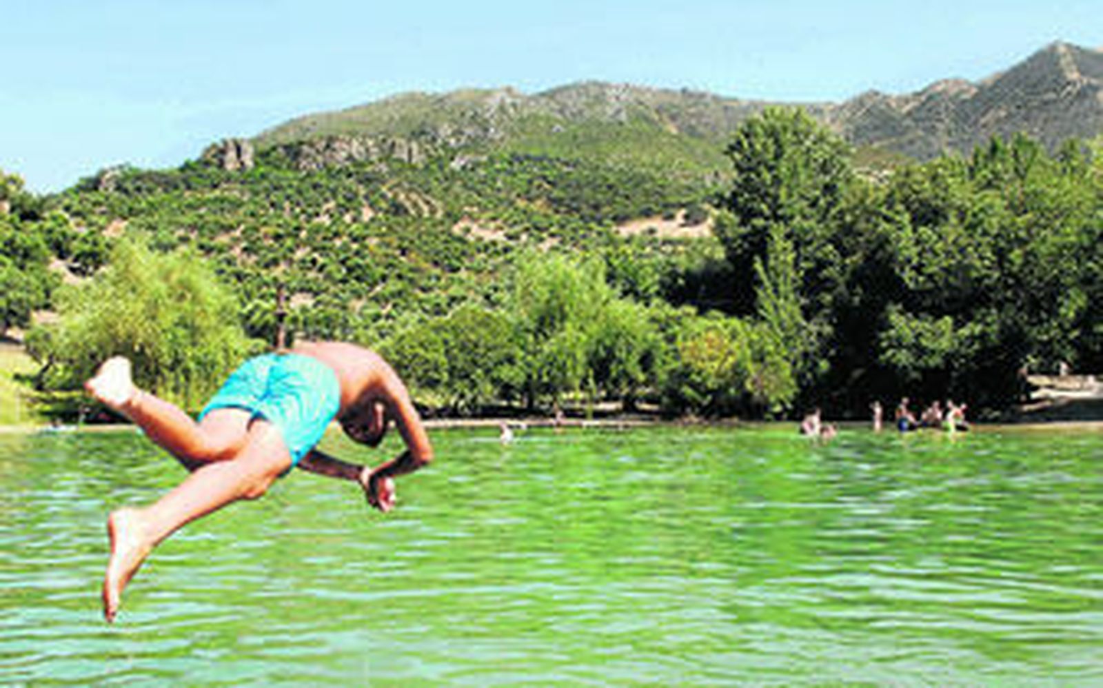 Bañistas disfrutando del idílico emplazamiento natural del  área de Arroyomolinos.